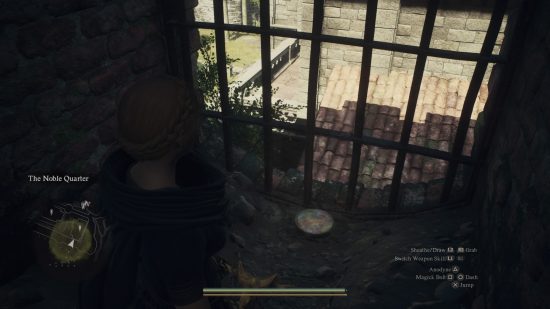 uma pequena moeda redonda encontrada perto de uma grade de esgoto em Dragons Dogma 2