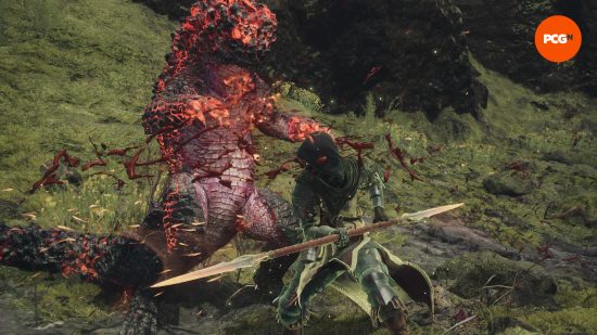 um guerreiro cortando um lagarto em Dragons Dogma 2