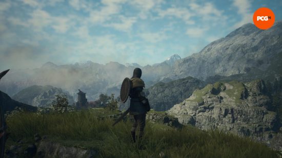 Um cavaleiro está em uma colina gramada com vista para um vale, em Dragon's Dogma 2.