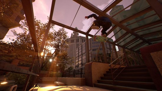 Melhores jogos de skate: um skatista realiza uma manobra acima da cabeça com arranha-céus ao fundo em Session: Skate Sim