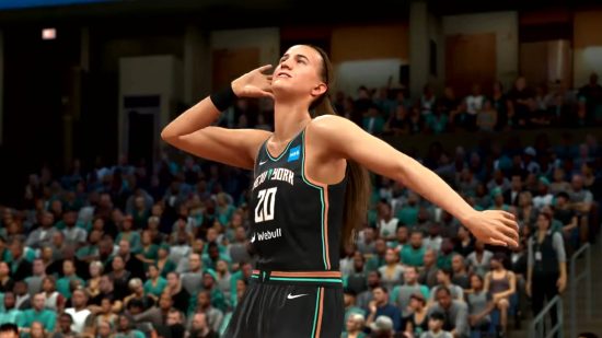 Sabrina Ionescu, do New York Liberties, comemorando para a multidão ao encontrar os códigos NBA2K24.