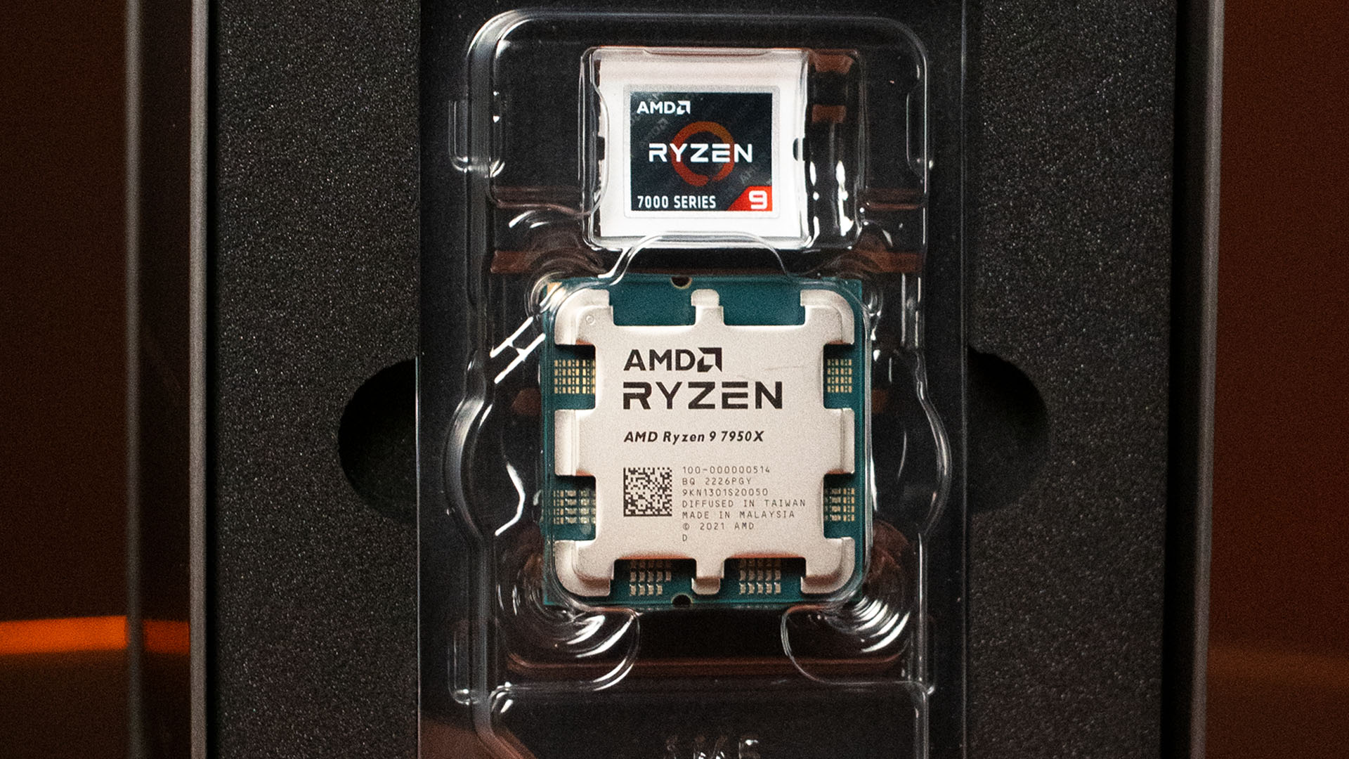 Análise do AMD Ryzen 9 7950X: CPU instalada na caixa