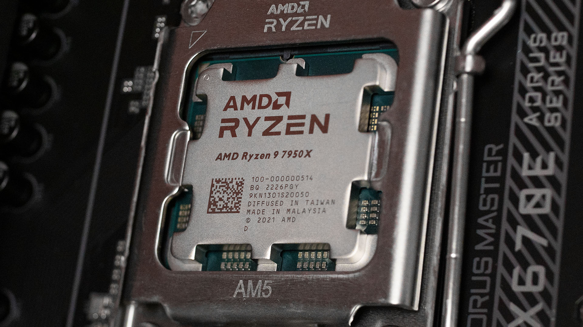 Análise do AMD Ryzen 9 7950X: CPU instalada na placa-mãe