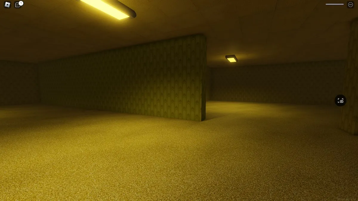 Uma sala vazia com iluminação amarela em Apeirophobia no Roblox.