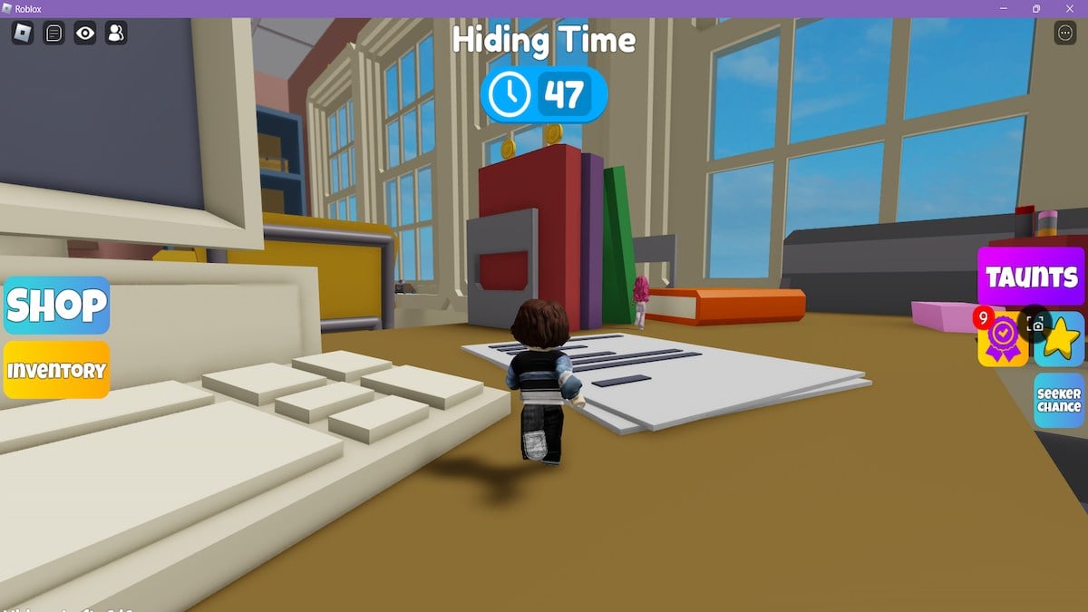 Correndo sobre uma mesa oversized em Mega Hide and Seek no Roblox.