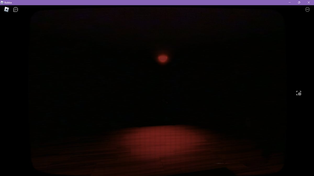 Uma sala de estar escura com luz vermelha laranja em The Intruder no Roblox.