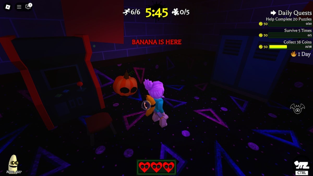 A abóbora ao lado da máquina de arcade na sala Arcade em Banana Eats no Roblox.