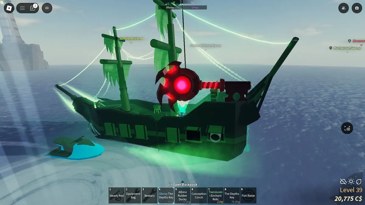 A chave das Profundezas sendo segurada por um avatar de cabelo rosa em pé no navio Flying Dutchman em Fisch no Roblox.