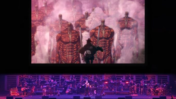 Um cartaz do concerto Attack on Titan Orchestra, com a orquestra e um vocalista no palco, apoiados por um telão mostrando uma cena do show