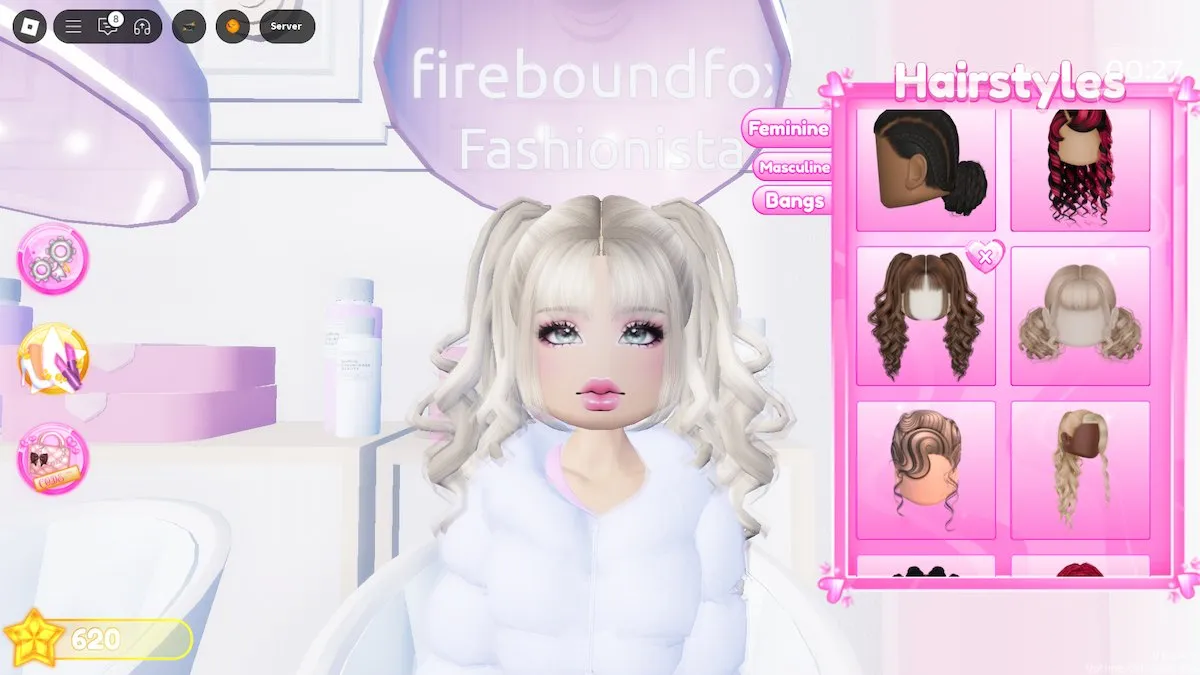 Escolhendo cabelos para um look Harajuku no Roblox Dress to Impress.