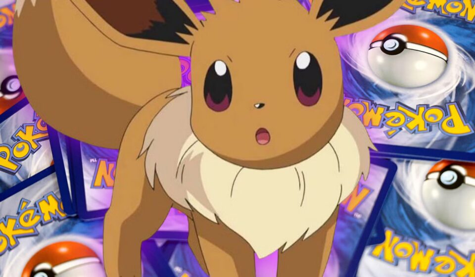 Produto Pokémon TCG Super Raro de Volta: Aproveite Rápido! An image of Eevee on top of several Pokemon TCG cards piled up face down